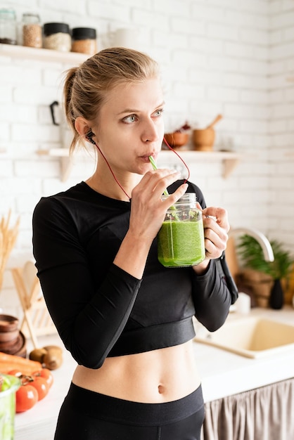 Photo young woman drinking glass