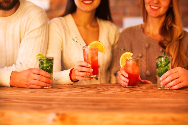 Photo young woman drinking glasses on table