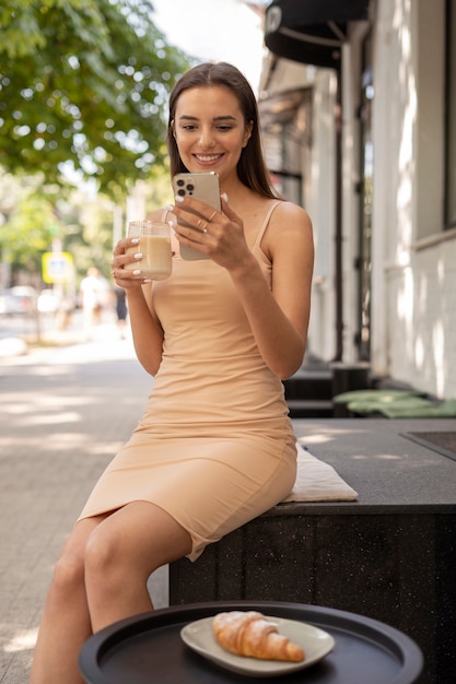 Photo young woman drinking iced coffee