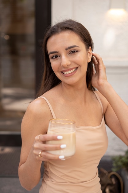 Foto giovane donna che beve caffè freddo