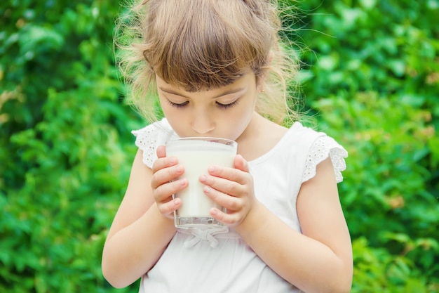 Photo young woman drinking milk in park