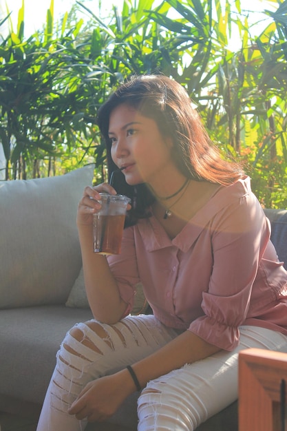 お茶を飲んでいる若い女性