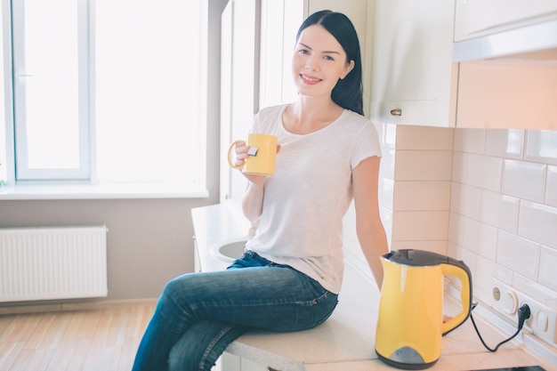 お茶を飲む若い女性