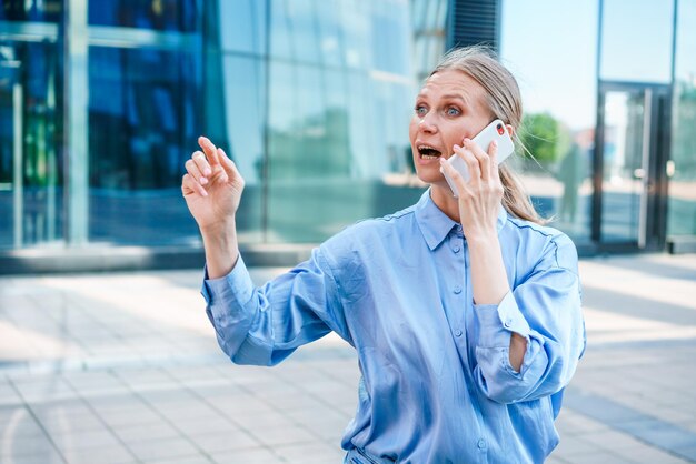 写真 水を飲む若い女性