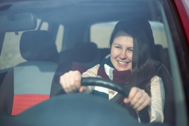 Фото Молодая женщина-водитель наслаждается вождением своей новой концепции перевозки водительских прав