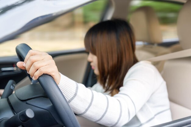 写真 車を運転する若い女性