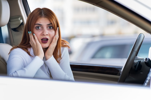 若い女性が彼女の車を運転