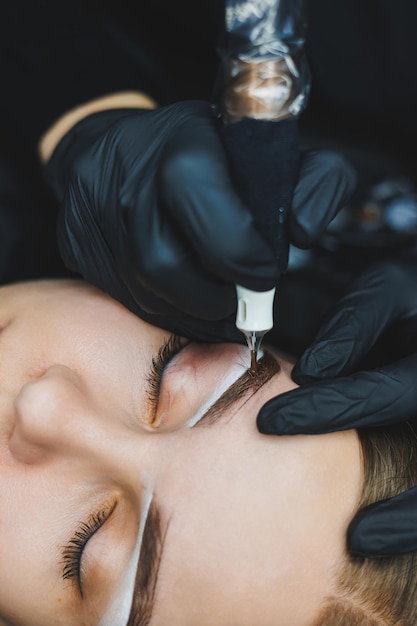 Photo young woman during professional eyebrow mapping procedure before permanent makeup