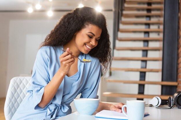 Photo young woman eating cereals