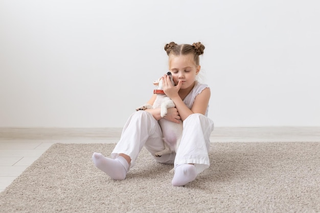 Photo young woman eating food on floor