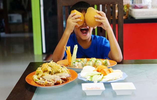 Photo young woman eating food in restaurant