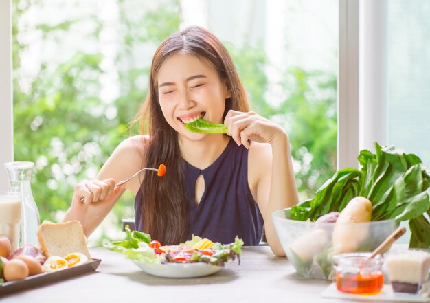 Photo young woman eating food