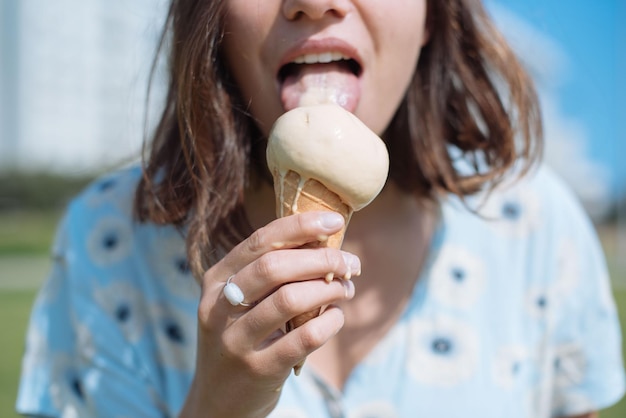 Foto giovane donna che mangia il gelato durante l'estate