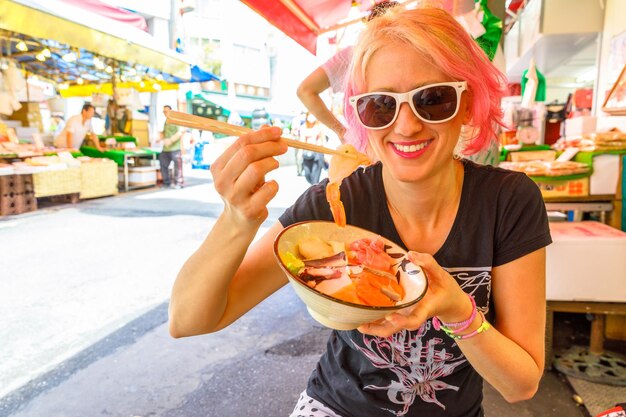 Photo young woman eating ice cream