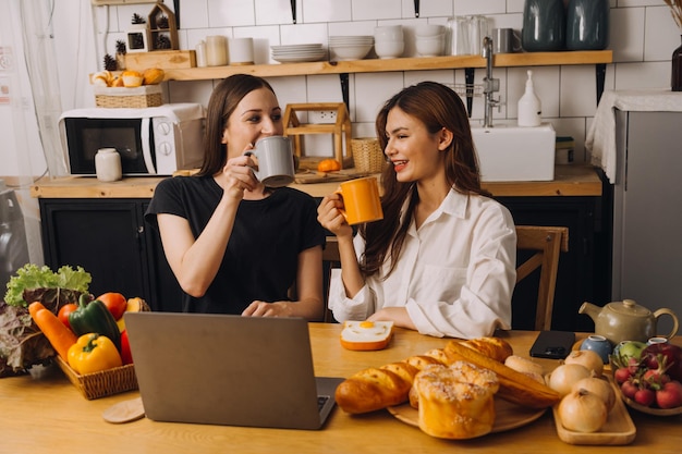 レストランで友達と一緒に座ってピザを食べて笑う若い女性 カフェで食べ物や飲み物を楽しみながら楽しむ友達のグループ