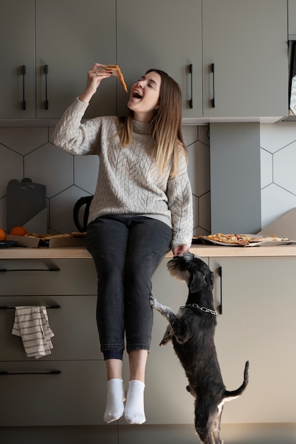 Foto giovane donna che mangia pizza