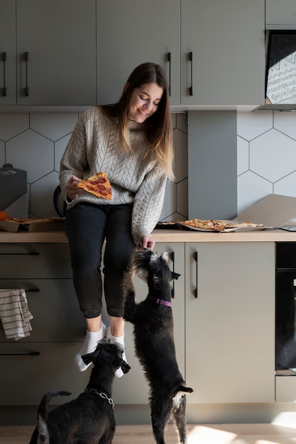 Giovane donna che mangia pizza