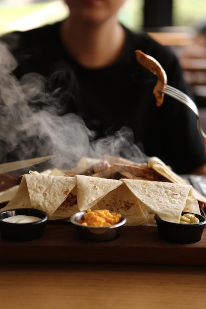 젊은 여성이 맛있고 신선한 인도 음식을 먹습니다