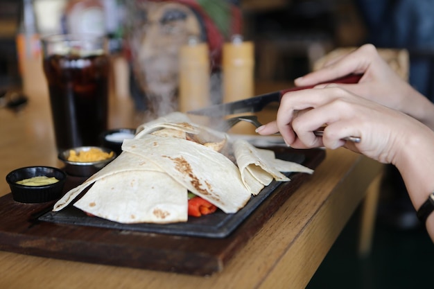 젊은 여성이 맛있고 신선한 인도 음식을 먹습니다