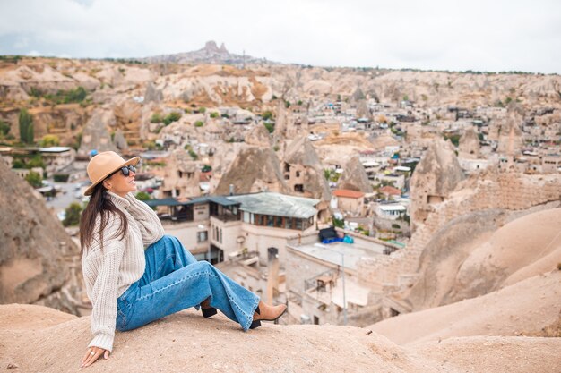 Giovane donna sul bordo del canyon in cappodocia