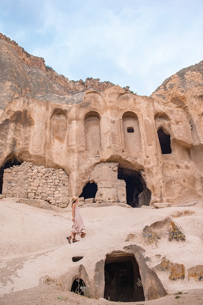 Giovane donna sul bordo del canyon in cappodocia