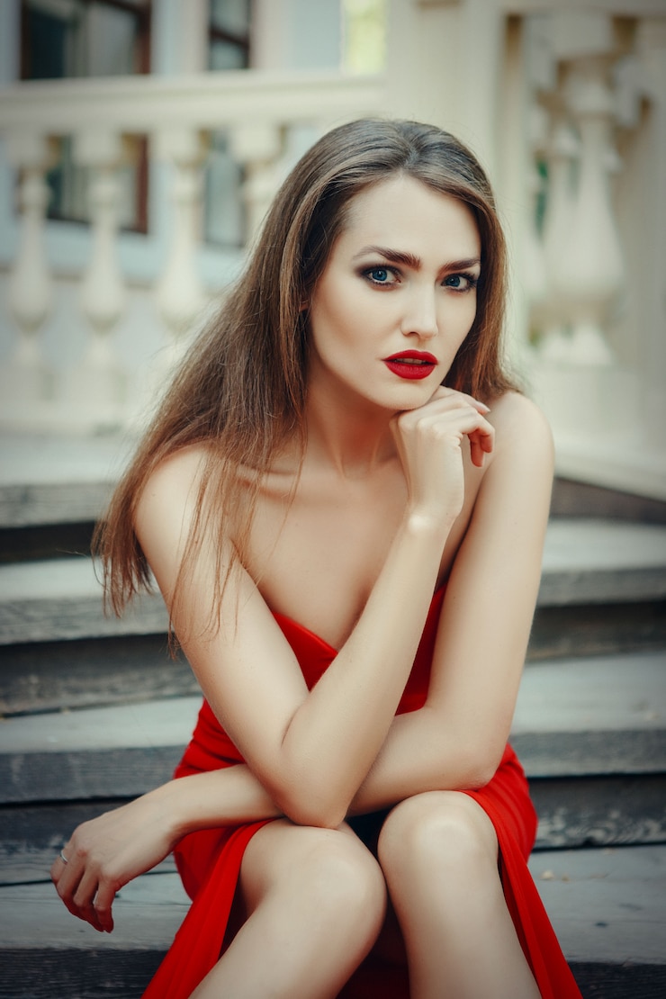 Photo young woman in an elegant dress posing