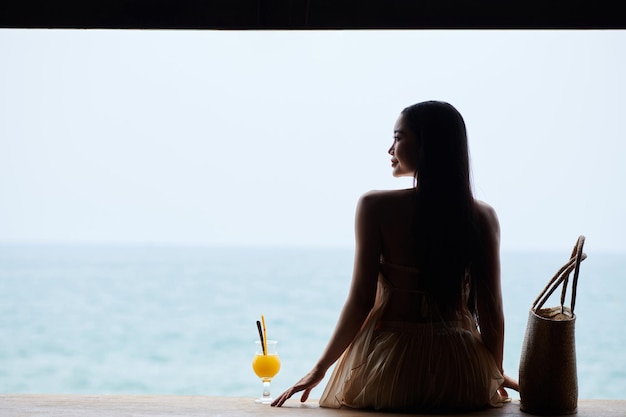Photo young woman enjoying beautiful seascape