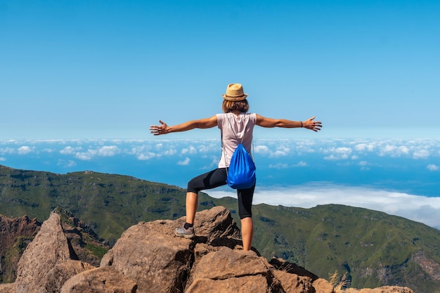 Pico do Arieiro Madeira Portugal의 Miradouro do Juncal에서 자유를 즐기는 젊은 여성