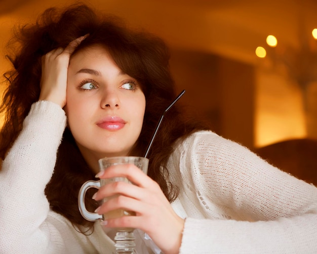 Foto giovane donna che gode del caffè del latte in caffè