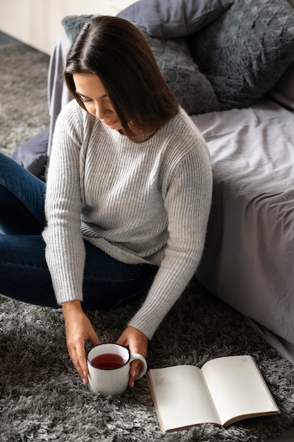 Giovane donna che si gode la vita offline