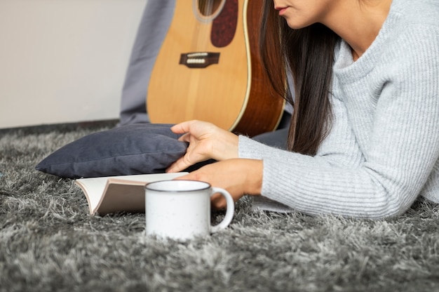 Photo young woman enjoying life offline