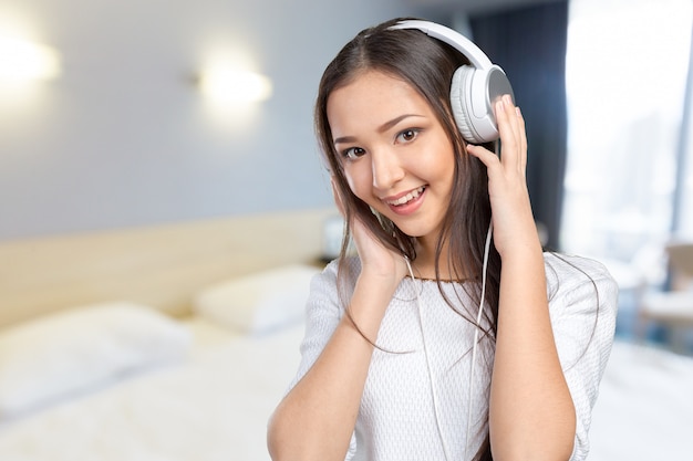 음악을 즐기는 젊은 여성