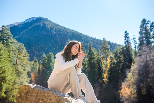 Фото Молодая женщина, наслаждаясь красотой природы горной реки девушка-турист в горах