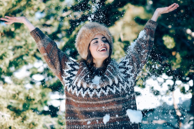 写真 冬の雪山を楽しむ若い女性