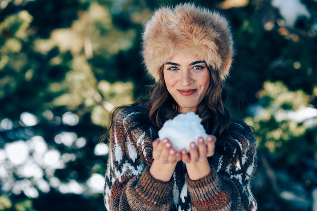 写真 冬の雪山を楽しむ若い女性