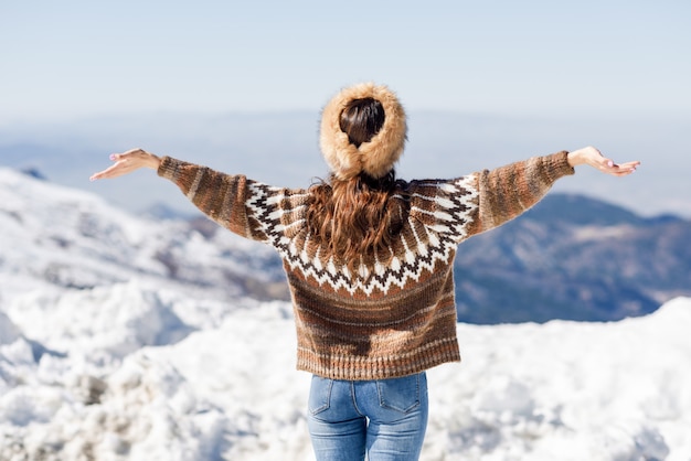 写真 冬の雪山を楽しむ若い女性