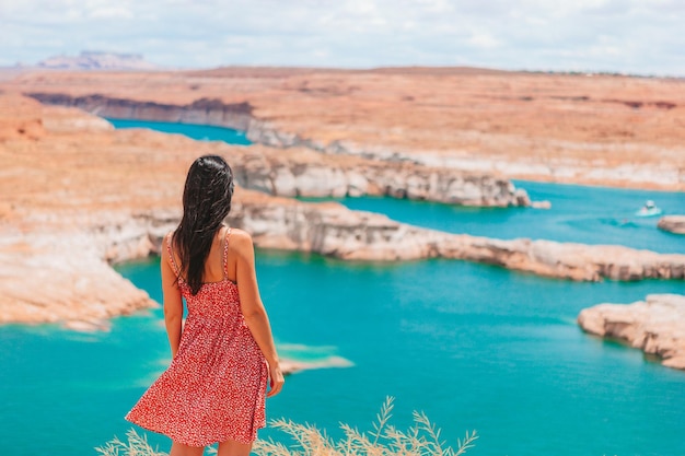 Фото Молодая женщина наслаждается видом на озеро пауэлл глен каньон национальная зона отдыха
