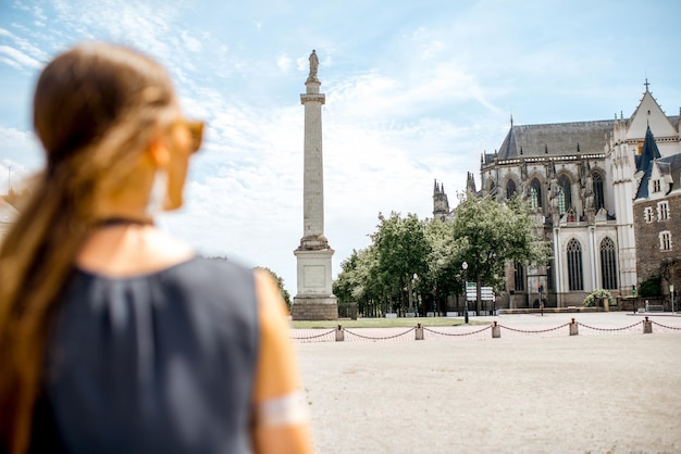 프랑스 낭트(Nantes) 시의 루이(Louis) 기둥과 성 피에르 대성당(Saint Pierre Cathedral)에서 전망을 즐기는 젊은 여성