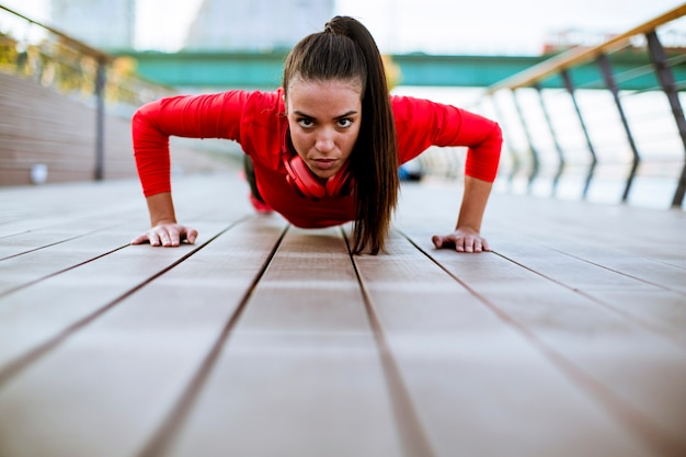 写真 実行後の遊歩道で若い女性の演習