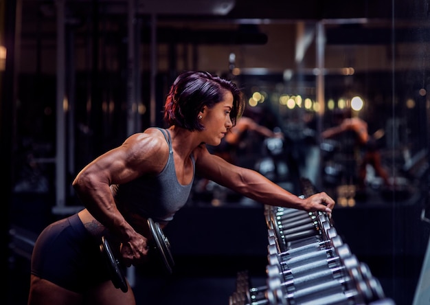 Foto giovane donna che si esercita in palestra