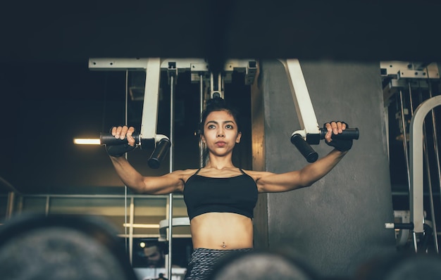 Foto giovane donna che si esercita in palestra