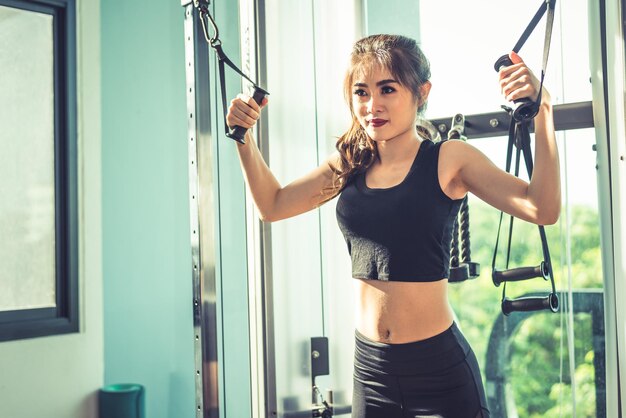 Photo young woman exercising in gym