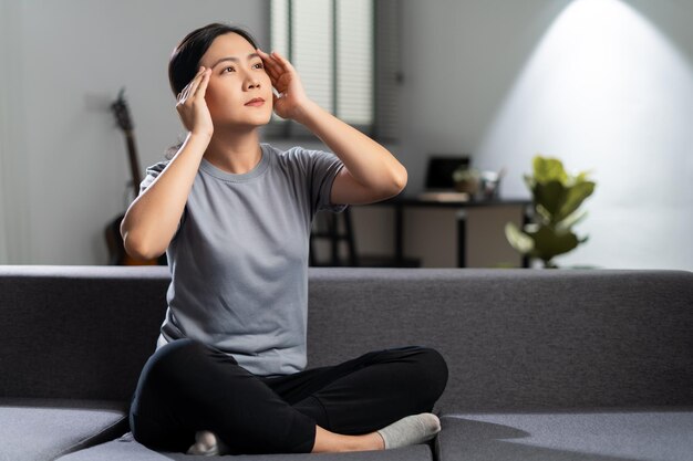 写真 体育館で運動をしている若い女性