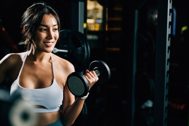 写真 体育館で運動をしている若い女性