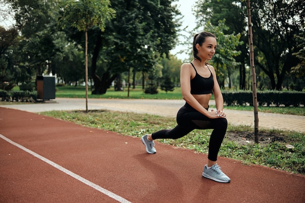 朝の屋外で運動する若い女性