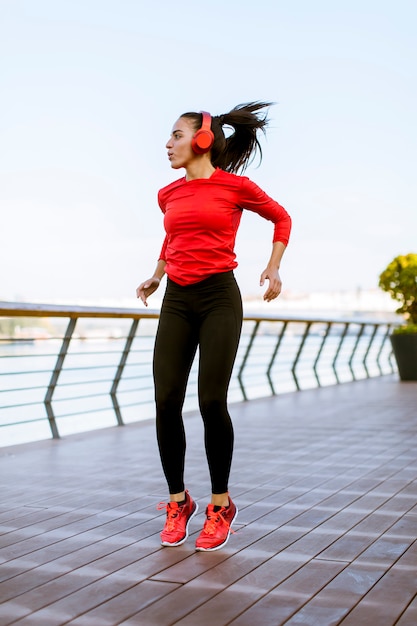 若い女性が外で運動