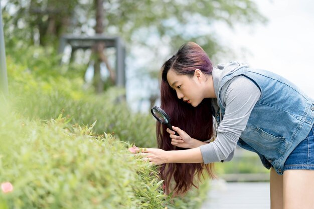 若い女性が自然を探検する