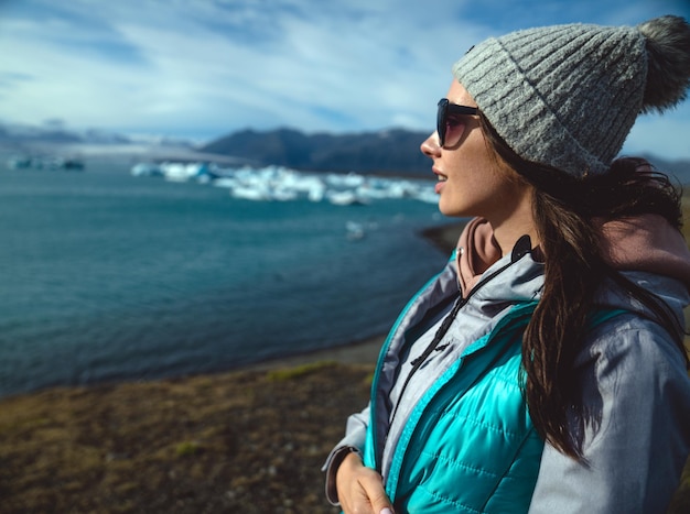 Photo a young woman exploring iceland