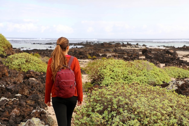 ランサローテ島、カナリア諸島を探索する若い女性