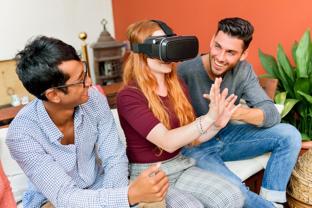Молодая женщина исследует виртуальную реальность с друзьями